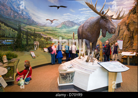 Touristen in den Denali National Park Besucherzentrum, Denali National Park, Alaska, USA Stockfoto