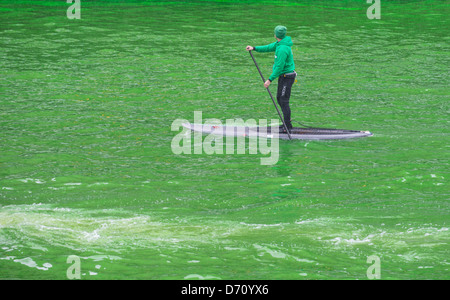 CHICAGO - 16. März: The Chicago River grün für St. Patricks Day in Chicago am 16. März 2013 gefärbt Stockfoto