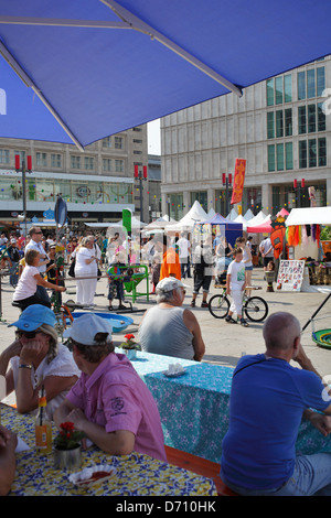 Berlin, Deutschland, Besucher auf der 9. Internationalen Straßentheaterfestival in Berlin lacht! am Alexanderplatz Stockfoto