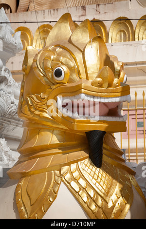 Mythische Statue an der Shwedagon-Pagode, Yangon (Rangoon), Myanmar, (Burma) Stockfoto