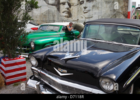 Berlin, Deutschland, Besucher auf die benutzerdefinierte Autos auf dem deutsch-amerikanischen Volksfest Stockfoto