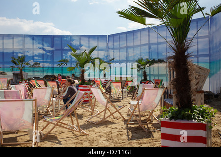 Berlin, Deutschland, mit aufgearbeiteten Sandstrand, Palmen und Suedseepanorama Stockfoto