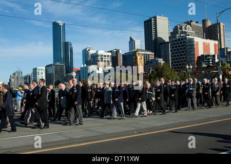 Melbourne Australien. 25. April 2013. Australische Veteranen marschieren auf Anzac Tag in Melbourne zu würdigen und erinnere mich an gefallene Soldaten Stockfoto