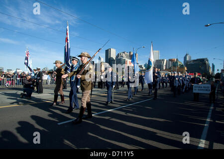 Melbourne Australien. 25. April 2013. Australier Gedenken Anzac Day zu würdigen und gefallene Soldaten mit Paraden von Veteranen erinnern Stockfoto