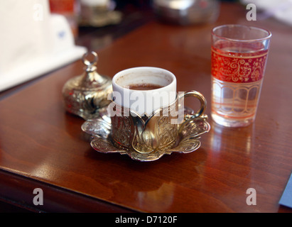 Traditioneller türkischen Kaffee serviert mit einem Glas frischen Trinkwasser, Palette, April 2013 vorzubereiten Stockfoto