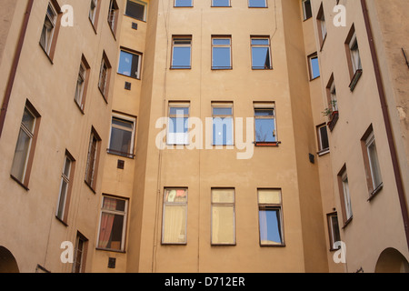 Berlin, Deutschland, im Hinterhof eines alten Gebäudes Köpenicker Straße Stockfoto