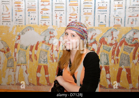 Frau im Interieur, königliche Grab von Ramses IV, Grab KV2, Tal der Könige, Luxor, Luxor Governorate, Ägypten, Afrika Stockfoto