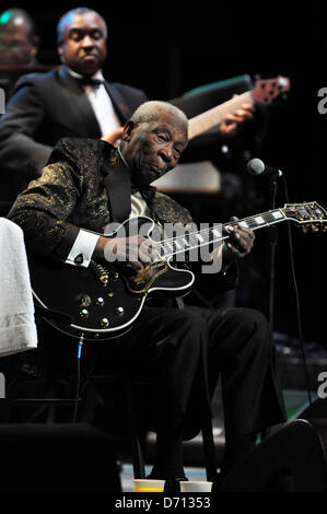 21. April 2013 führt - Durham, North Carolina, USA - legendäre Blues Gitarrist B.B. KING im Durham Performing Arts Center. (Kredit-Bild: © Tina Fultz/ZUMAPRESS.com) Stockfoto