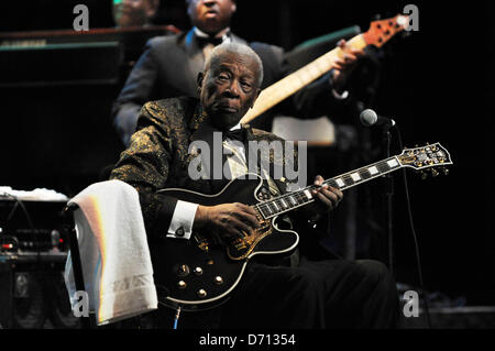 21. April 2013 führt - Durham, North Carolina, USA - legendäre Blues Gitarrist B.B. KING im Durham Performing Arts Center. (Kredit-Bild: © Tina Fultz/ZUMAPRESS.com) Stockfoto