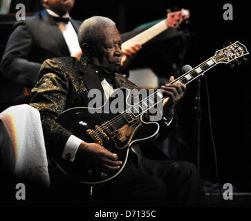 21. April 2013 führt - Durham, North Carolina, USA - legendäre Blues Gitarrist B.B. KING im Durham Performing Arts Center. (Kredit-Bild: © Tina Fultz/ZUMAPRESS.com) Stockfoto