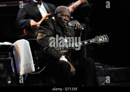 21. April 2013 führt - Durham, North Carolina, USA - legendäre Blues Gitarrist B.B. KING im Durham Performing Arts Center. (Kredit-Bild: © Tina Fultz/ZUMAPRESS.com) Stockfoto