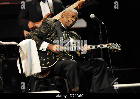 21. April 2013 führt - Durham, North Carolina, USA - legendäre Blues Gitarrist B.B. KING im Durham Performing Arts Center. (Kredit-Bild: © Tina Fultz/ZUMAPRESS.com) Stockfoto