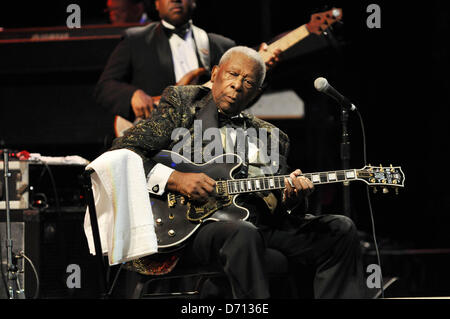 21. April 2013 führt - Durham, North Carolina, USA - legendäre Blues Gitarrist B.B. KING im Durham Performing Arts Center. (Kredit-Bild: © Tina Fultz/ZUMAPRESS.com) Stockfoto