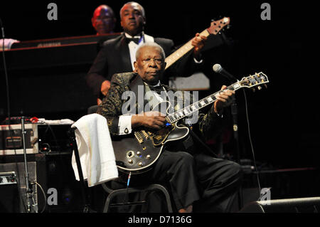 21. April 2013 führt - Durham, North Carolina, USA - legendäre Blues Gitarrist B.B. KING im Durham Performing Arts Center. (Kredit-Bild: © Tina Fultz/ZUMAPRESS.com) Stockfoto