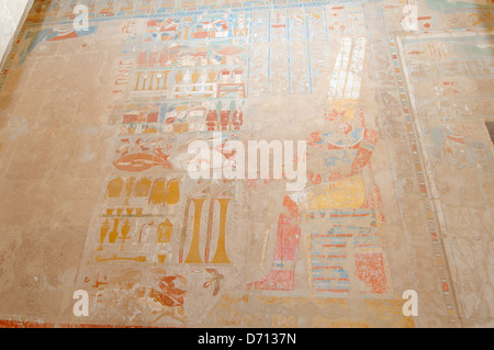 Fresken an den Wänden der Tempel, Leichenhalle Tempel der Königin Hatshepsut, Luxor Temple Complex zum UNESCO-Weltkulturerbe, Stockfoto