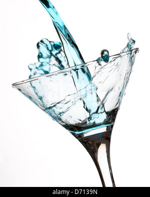 Alkohol-Splash-Martini-Glas-Makro Nahaufnahme auf weißem Hintergrund Stockfoto