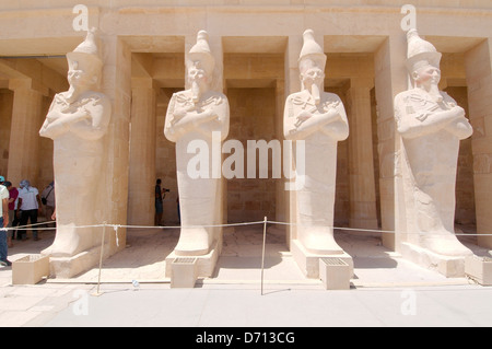 Statue der Königin Hatshepsut, Leichenhalle Tempel der Königin Hatshepsut, Luxor Temple Complex, UNESCO-Weltkulturerbe, Theben, Luxor Stockfoto