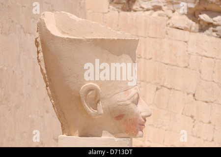 Statue der Königin Hatshepsut, Leichenhalle Tempel der Königin Hatshepsut, Luxor Temple Complex, UNESCO-Weltkulturerbe, Theben, Luxor Stockfoto