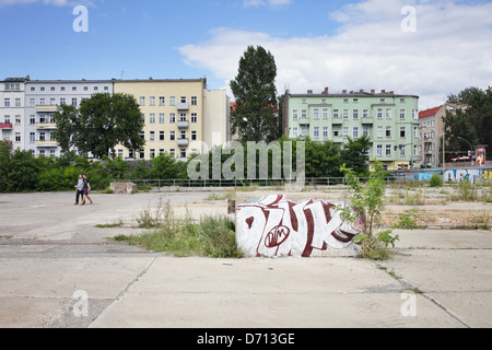 Berlin, Deutschland, unrenovierten und renovierten Gebäuden am ehemaligen Osthafen Stockfoto