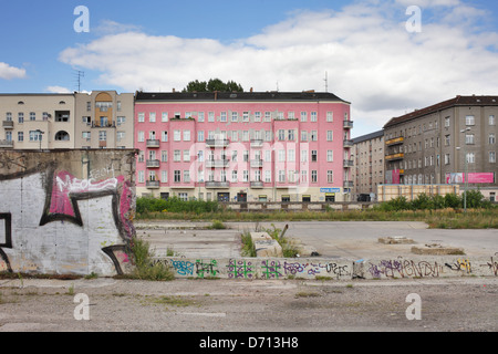 Berlin, Deutschland, unrenovierten und renovierten Gebäuden am ehemaligen Osthafen Stockfoto