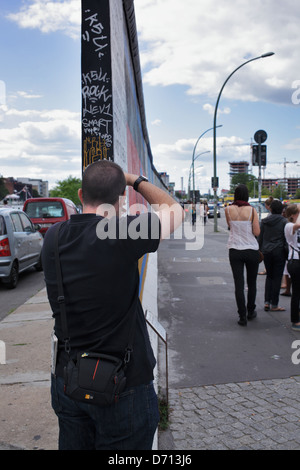 Berlin, Deutschland, Tourist fotografierte die Berliner Mauer an der East Side Gallery Stockfoto