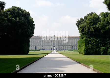 Caserta. Campania. Italien. Blick auf die rückwärtige Fassade der Königspalast von Caserta oder Reggia di Caserta von Royal Park centra Stockfoto