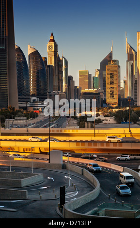 Die Skyline von Dubai Innenstadt beleuchtet im goldenen Abendlicht. Stockfoto