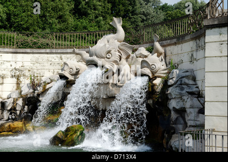 Caserta. Campania. Italien. Blick auf den Brunnen der Delphine, die entlang der Promenade zu kennzeichnen, das reicht für 3 km fr Stockfoto