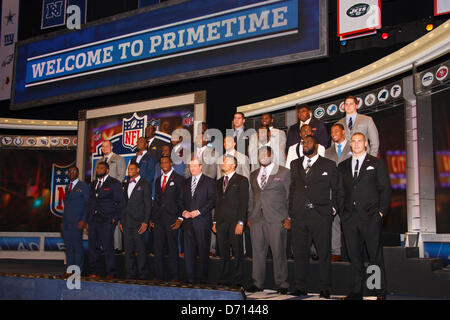 25. April 2013: Der Entwurf des Prosepcts stehen auf der Bühne mit NFL-Kommissar Roger Goodell während der 78. National Football League Draft in Radio City Music Hall in New York City, New York. Top-Zeile (Hesekiel Ansah, defensives Ende von Bringham Young, Tavon Austin, Wide Receiver aus West Virginia, Jonathan Cooper, Wache aus North Carolina, Eric Fisher, beleidigender Gerät aus Central Michigan, Sharrif Floyd, defensive Tackle aus Florida, D.J. Fluker, beleidigender Gerät aus Alabama, Mogan Hunt von Southern Methodist (mittlere Reihe) Luke Joeckel, beleidigender Gerät aus Texas A & M,, Lane Johnson, Offensi Stockfoto