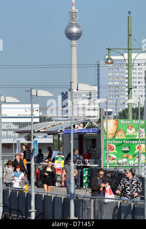 Berlin, Deutschland, Passanten auf der S-Bahn station Warschauer Straße Stockfoto