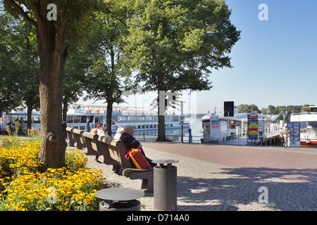 Berlin, Deutschland, sitzen Senioren an der Greenwich-Promenade am Tegeler See in Berlin-Tegel Stockfoto