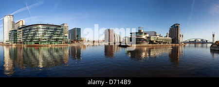 Panorama von Manchester Salford Quays mit BBC Manchester, Media City und Lowery Theater alle zusammen. Stockfoto