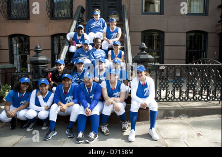 Team-Mitglieder erwarten zum Jahresbeginn 2012 Little League Opening Day Parade im Abschnitt Park Slope, Brooklyn. Stockfoto