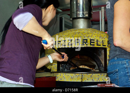 Besitzer PazzaRella entfernen Pizza Holz gefeuert Ofen Einzelhandel Lebensmittel Truck Vancouver Victory Square Hastings street Stockfoto