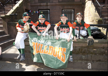 Team-Mitglieder erwarten zum Jahresbeginn 2012 Little League Opening Day Parade im Abschnitt Park Slope, Brooklyn. Stockfoto