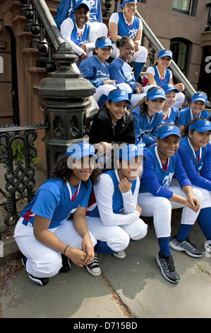 Team-Mitglieder erwarten zum Jahresbeginn 2012 Little League Opening Day Parade im Abschnitt Park Slope, Brooklyn. Stockfoto