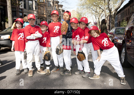 Team-Mitglieder erwarten zum Jahresbeginn 2012 Little League Opening Day Parade im Abschnitt Park Slope, Brooklyn. Stockfoto