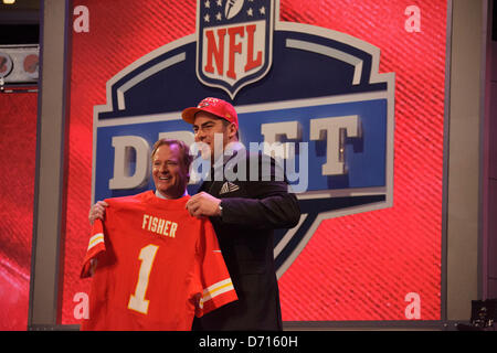 25. April 2013: Eric Fisher, beleidigender Gerät aus Central Michigan verfasst mit dem 1. Pick von Kansas City Chiefs, stehen neben NFL-Kommissar Roger Goodell mit seiner neuen Jerseyduring 78. National Football League Draft in Radio City Music Hall in New York City, New York. Stockfoto