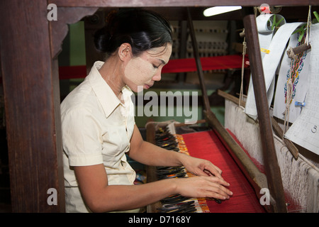 Frau, die das Weben auf einem Webstuhl, Thein Nyo Seidenweberei Workshop, Amarapura, Mandalay, Myanmar (Burma) Stockfoto