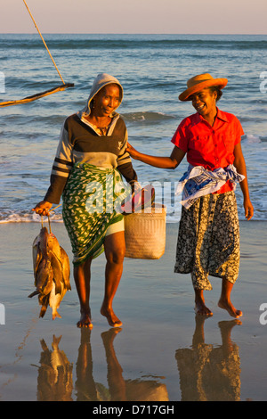Frauen, die Fisch am Strand, Morondava, Madagaskar Stockfoto