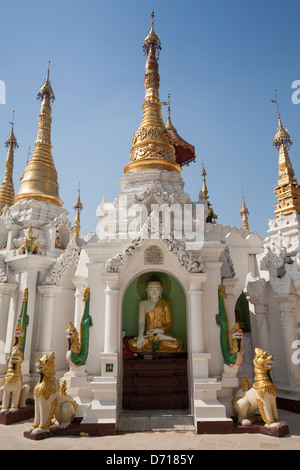 Eine Buddha-Statue in ein Stupa an der Shwedagon-Pagode, Yangon (Rangoon), Myanmar, (Burma) Stockfoto