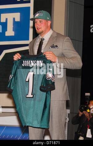 25. April 2013: Lane Johnson, beleidigender Gerät aus Oklahoma und entwarf mit 4. Pick von Philadelphia Eagles, hält seine New-Jersey während der 78. National Football League Draft in Radio City Music Hall in New York City, New York. Stockfoto