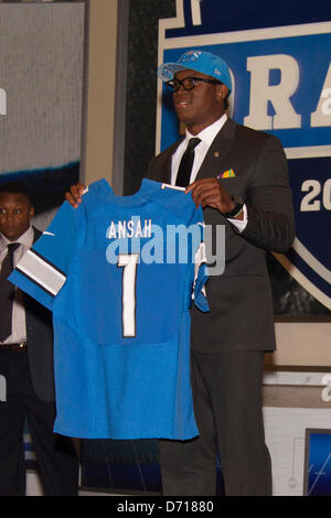 25. April 2013: Ezekiel Ansah, defensives Ende von Bringham Young und erarbeitet mit dem 5. Pick von Detroit Löwen, hält seine New-Jersey während der 78. National Football League Draft in Radio City Music Hall in New York City, New York. Stockfoto