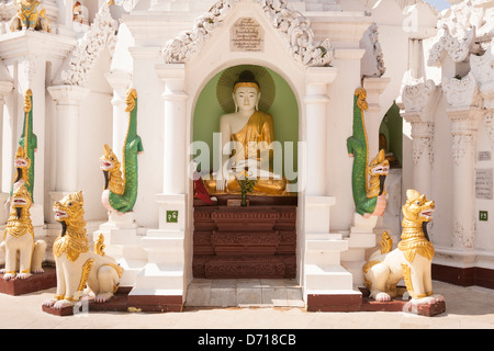 Eine Buddha-Statue in ein Stupa an der Shwedagon-Pagode, Yangon (Rangoon), Myanmar, (Burma) Stockfoto