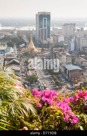 Sule-Pagode und Pagoda Road, genommen von Sakura Tower, Yangon (Rangoon), Myanmar, (Burma) Stockfoto