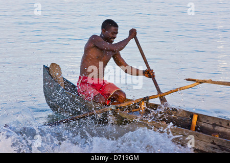 Fischer Rudern Kanu im Meer, Nosy Be, Madagaskar Stockfoto