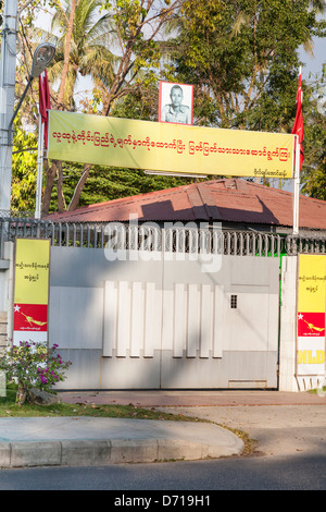 Gated Eingang, der Heimat von Aung San Suu Kyi, 54 University Avenue, Yangon (Rangoon), Myanmar, (Burma) Stockfoto