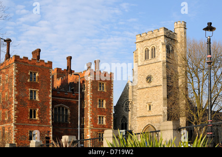 Das Torhaus des Lambeth Palace in London und der Turm der St. Mary's Kirche am Südufer der Themse Stockfoto