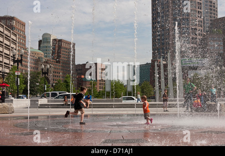 Kinder spielen in einem Brunnen in Boston, Massachusetts, USA. Stockfoto