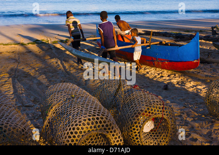 Fischer mit Kanu auf dem Strand, Nosy Komba, Madagaskar Stockfoto